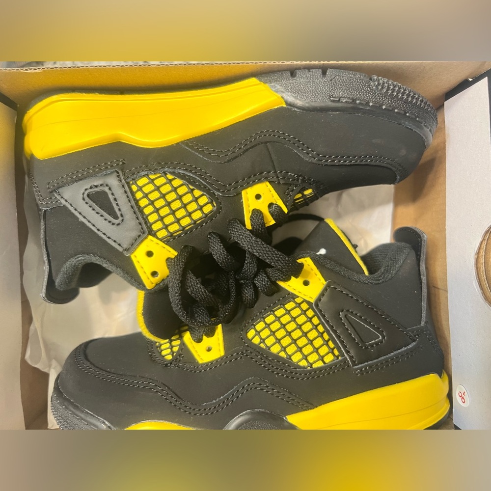 ‼️BRAND NEW ‼️ Kids Air Jordan 4 Retro thunder